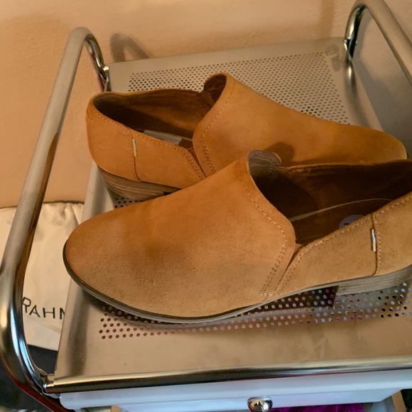 Tom’s Tan Flats size 8 1/2 - Picture 7 of 9